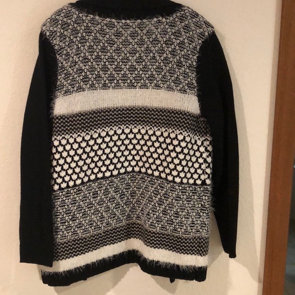 Women’s Sweater - Picture 2 of 3